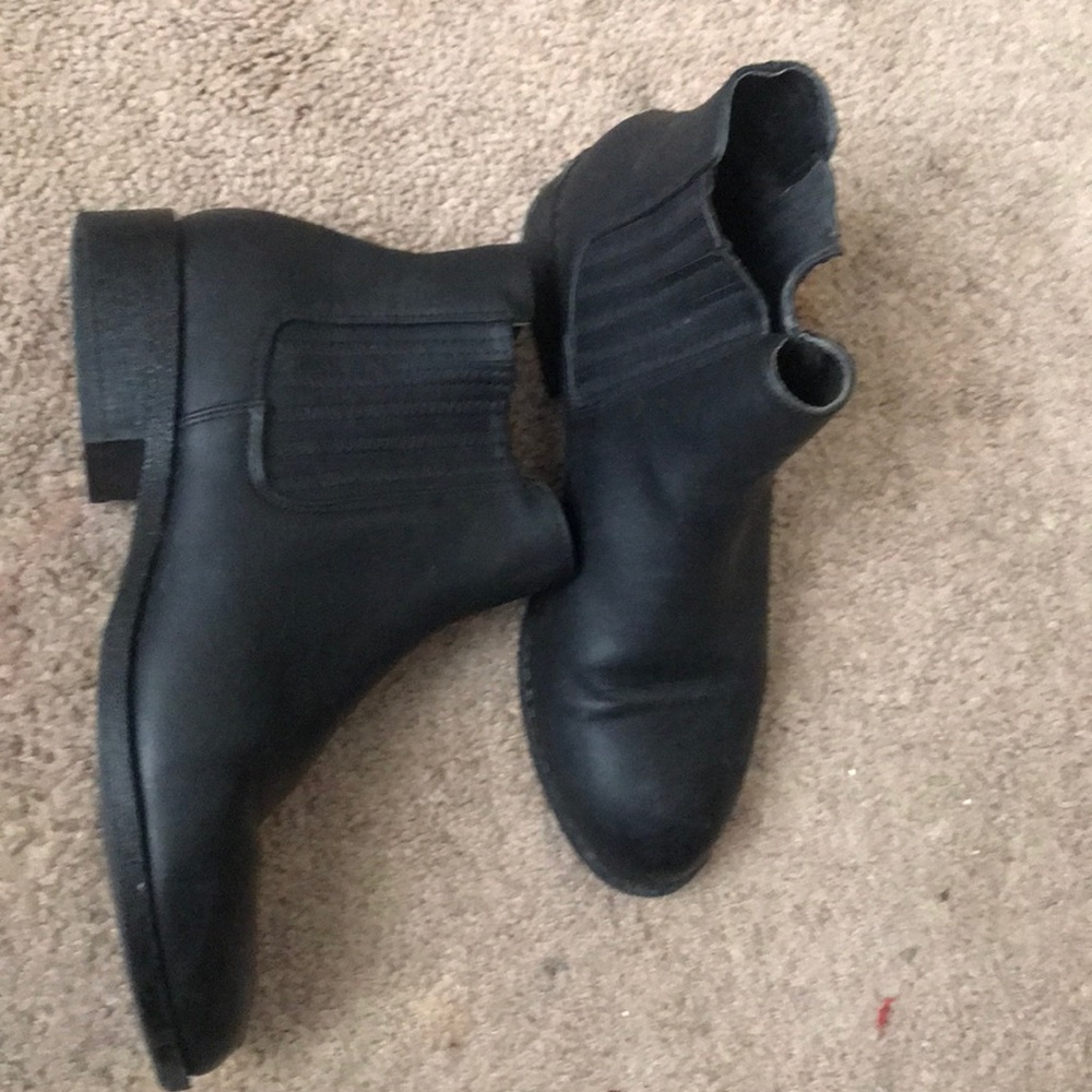 Black leather Chelsea boots